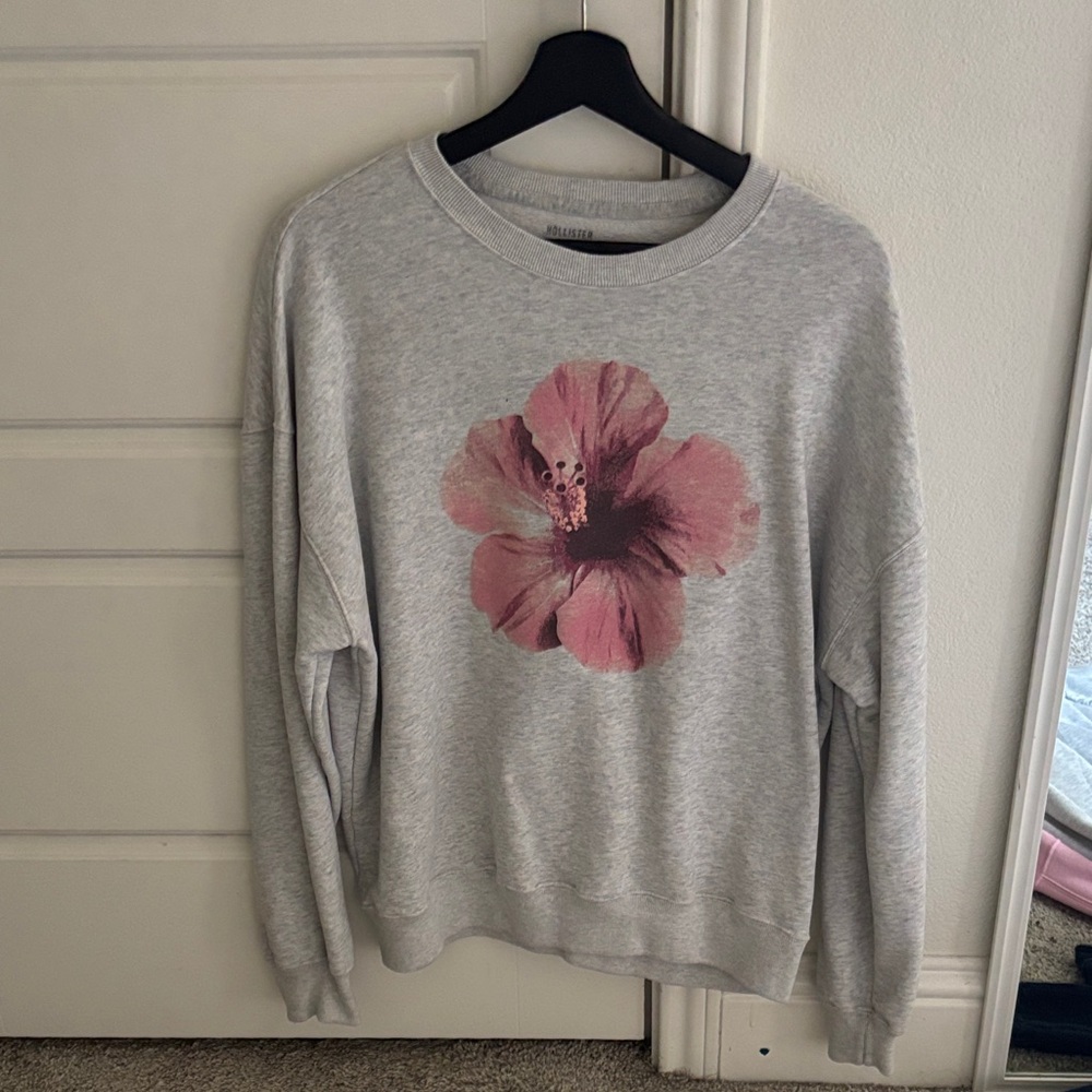 Hollister Light Gray Sweatshirt